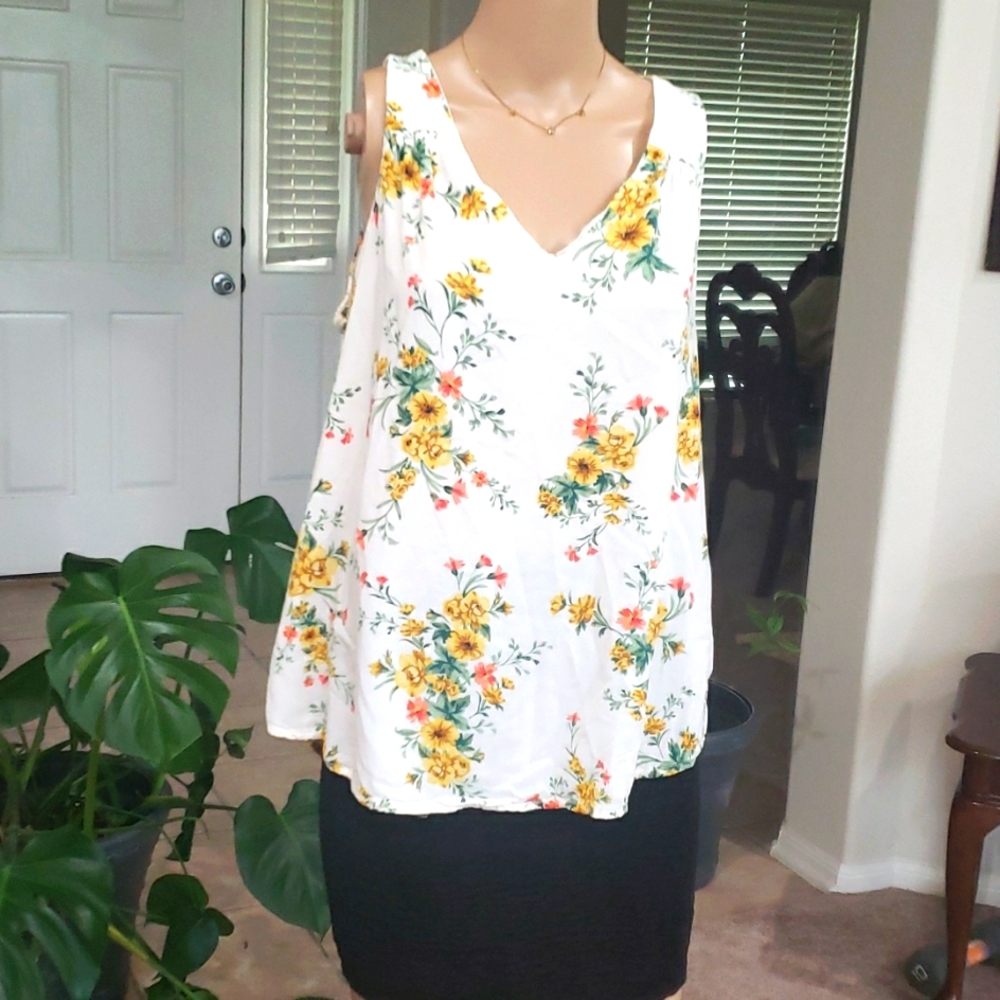 Old Navy L adorable floral garden vneck keyhole back flowy casual easy